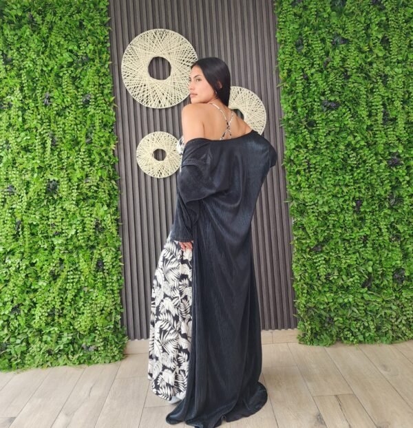 kimono negro plisado. - Imagen 3