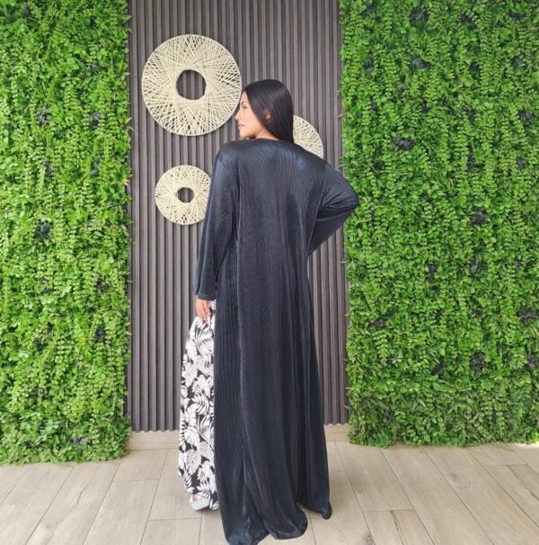 kimono negro plisado. - Imagen 2