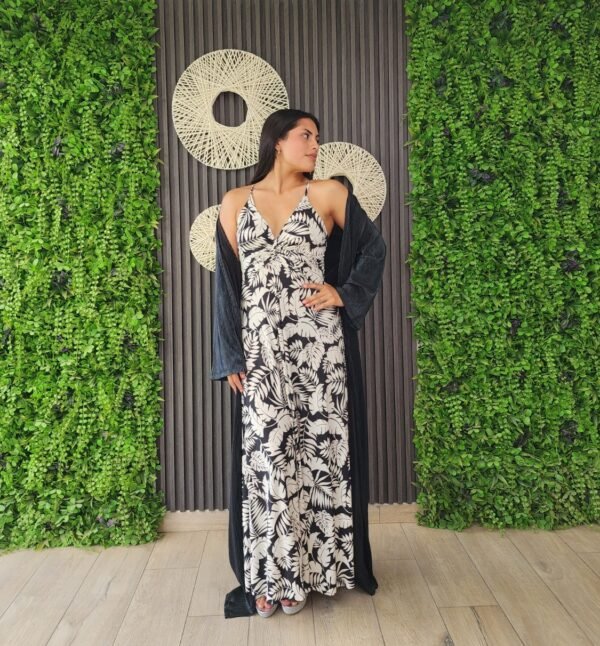 kimono negro plisado.