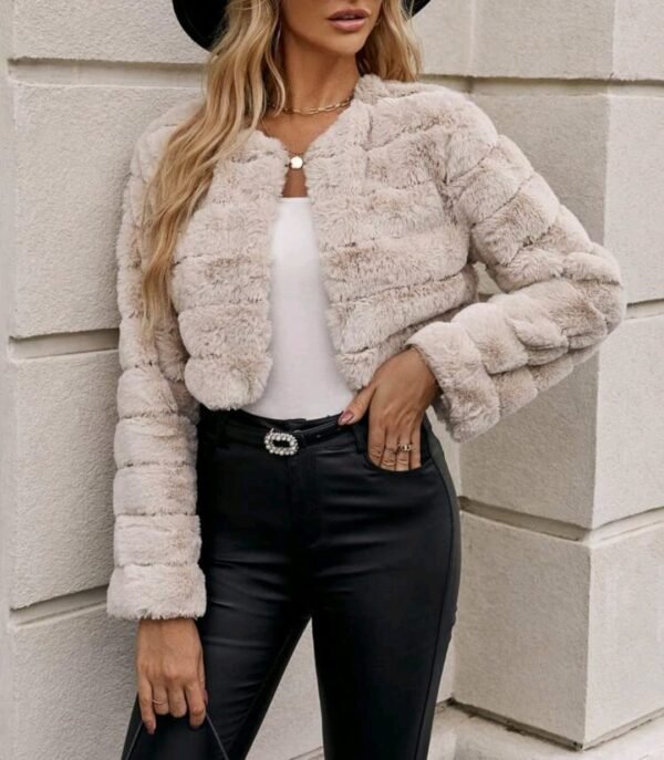 Chaqueta peludita beige.